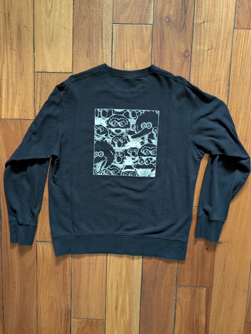 Uniqlo x KAWS Sesame Street Crewneck (M) - Picture 2 of 7